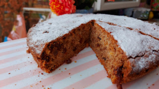 STARINSKI RECEPT ZA SAVRŠEN SLATKIŠ Kolač sa jabukama i orahom, sočan i izdašan (VIDEO)