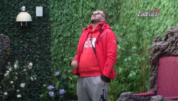 DROGERAŠ I SMEĆE OD ČOVEKA Janjuš kipi od besa, doživeo pomračenje i izgovorio salvu uvreda na račun ovog zadrugara (FOTO)