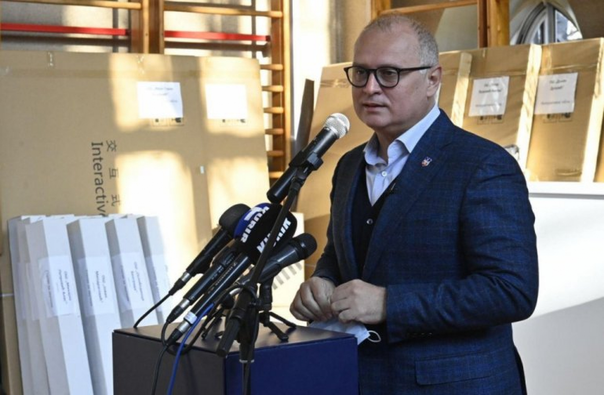 OBRAZOVANJE BUDUĆNOST SRBIJE Vesić uručio donacije za 33 osnovne škole!