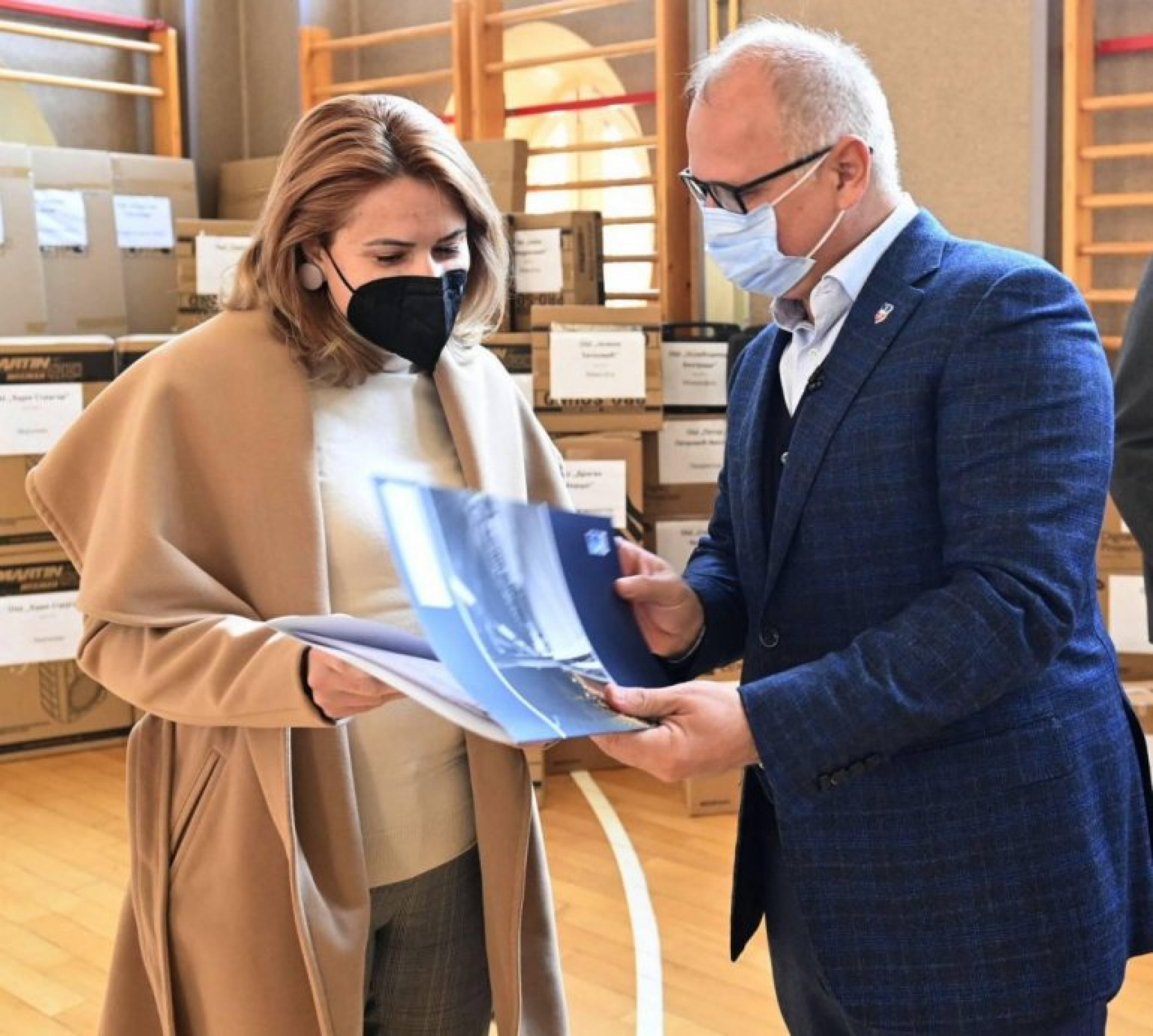 OBRAZOVANJE BUDUĆNOST SRBIJE Vesić uručio donacije za 33 osnovne škole!