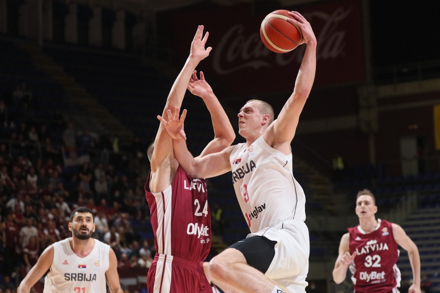 KAKVE SU OVO STOLICE? Pešić u svom stilu priredio šou na konferenciji!