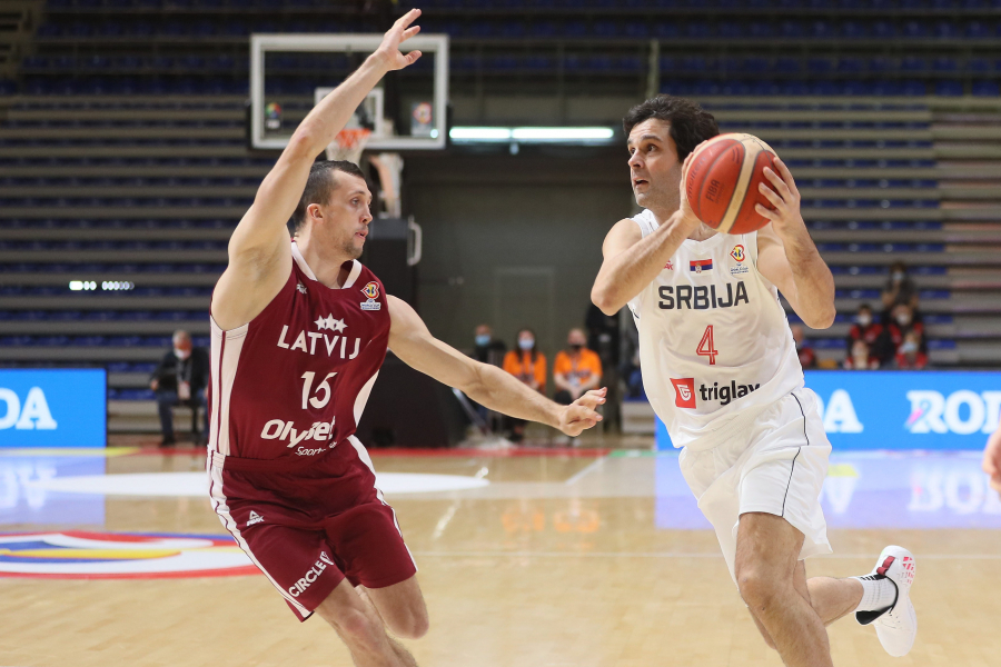 KAKVE SU OVO STOLICE? Pešić u svom stilu priredio šou na konferenciji!