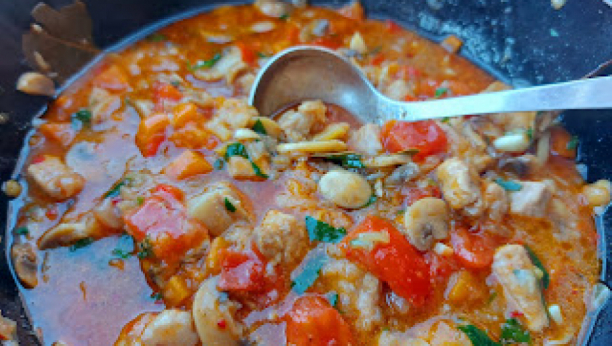 APSOLUTNO SAVRŠENSTVO Gulaš sa njokama, greje bolje od radijatora (VIDEO)