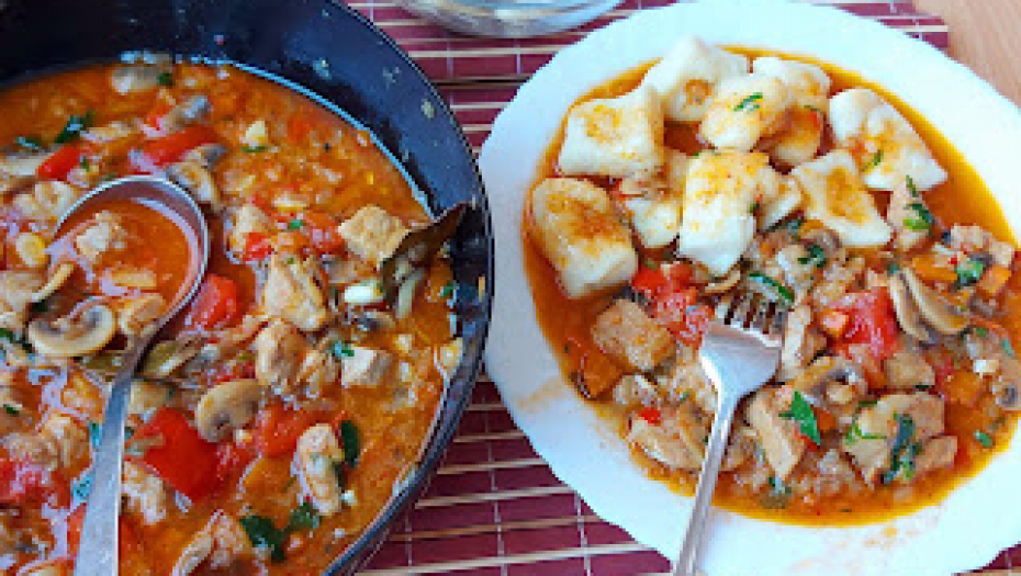 APSOLUTNO SAVRŠENSTVO Gulaš sa njokama, greje bolje od radijatora (VIDEO)