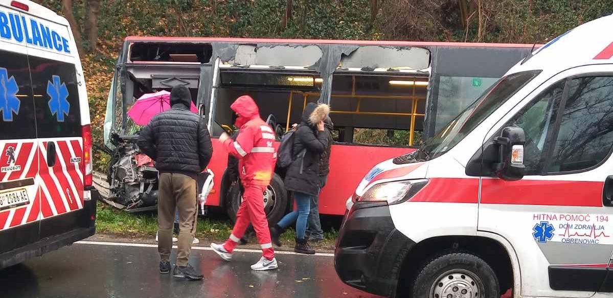 AUTOBUS KOJI SE PREVRNUO KOD UMKE POTPUNO SMRSKAN Vozač kamiona: Izvlačio sam ljude kroz prozor!