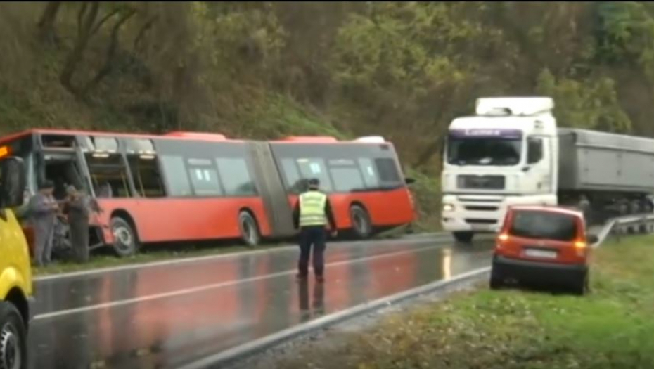 UKLETA DEONICA Lastin autobus prevrnuo se juče na mestu najteže saobraćajne nesreće na teritoriji Beograda