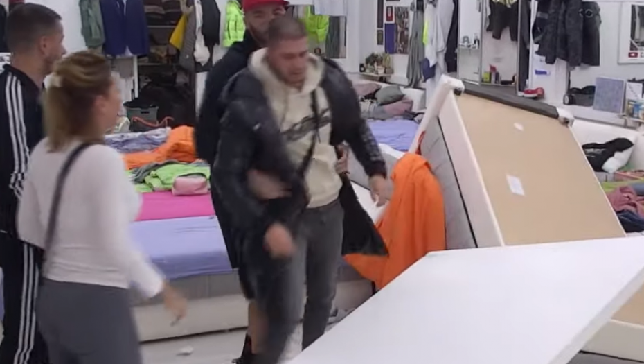 LOM U BELOJ KUĆI SVE PREVRNUO! Dejan besan zbog nerazumevanja zadrugara krenuo da šutira i prevrće krevete!