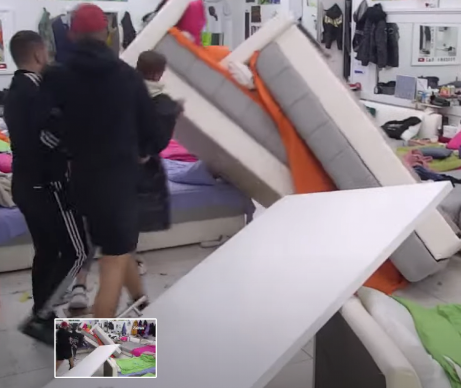 LOM U BELOJ KUĆI SVE PREVRNUO! Dejan besan zbog nerazumevanja zadrugara krenuo da šutira i prevrće krevete!