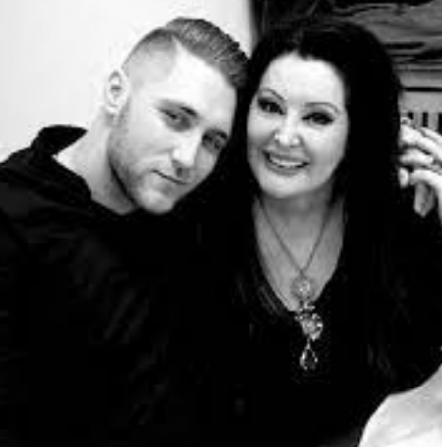 OVAJ PEVAČ JE ROĐAK DRAGANE MIRKOVIĆ! Izgleda brutalno, žene ga obožavaju, a ovo niko nije znao!