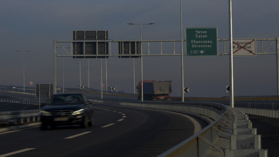 VOZI NA FELNI BRZINOM VEĆOM OD 100 NA SAT Neverovatna scena na auto-putu Miloš Veliki