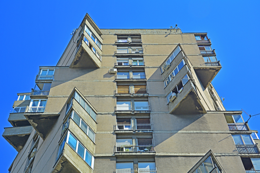 HOROR U BEOGRADSKOM NASELJU KARABURMA Starica kolje mačke, pa ih baca psima!