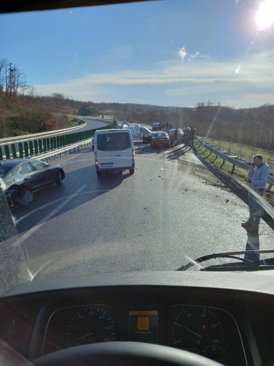 HAOS NA AUTOPUTU MILOŠ VELIKI Lančani sudar šest vozila kod Čačka (VIDEO)