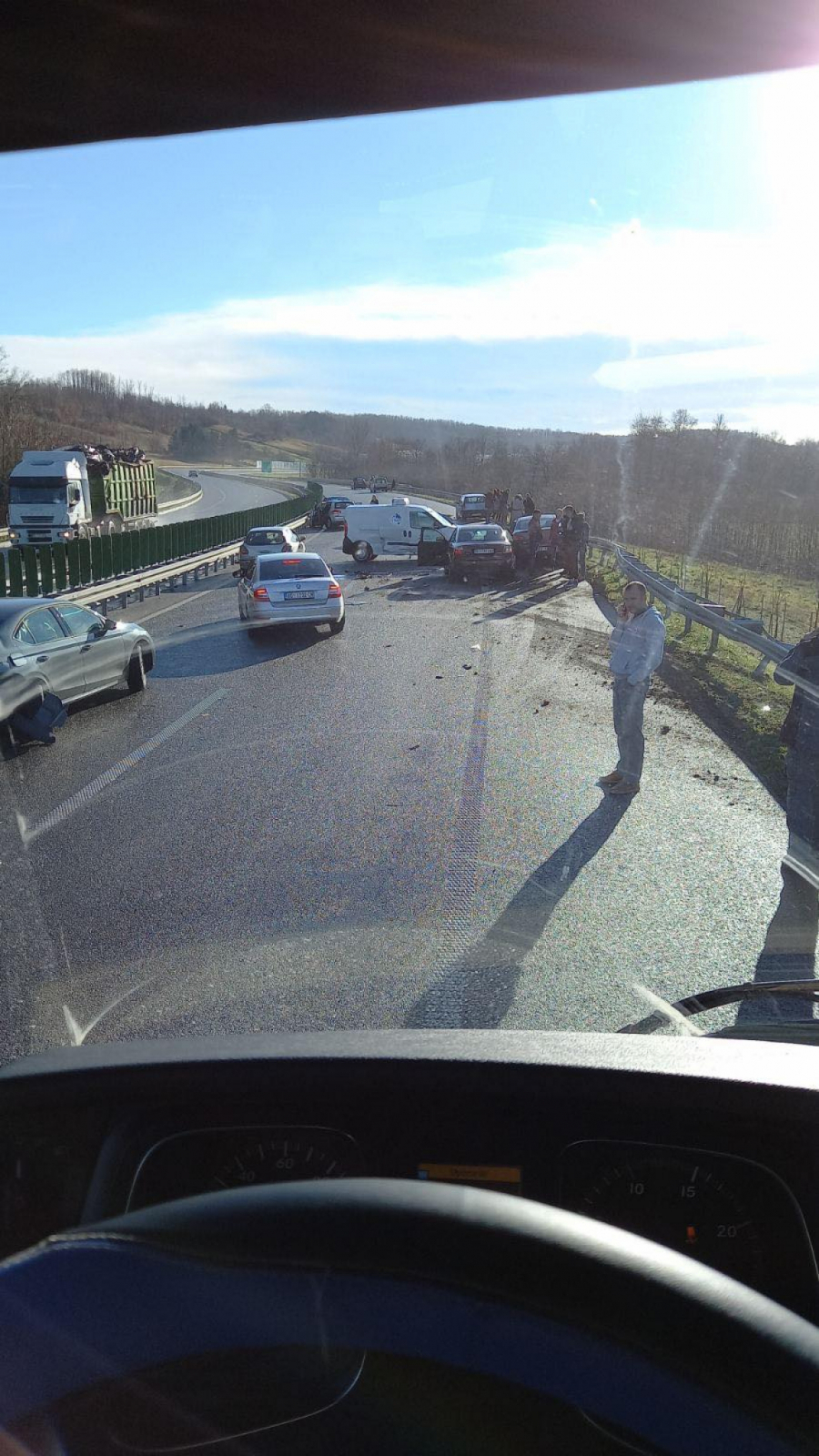 HAOS NA AUTOPUTU MILOŠ VELIKI Lančani sudar šest vozila kod Čačka (VIDEO)