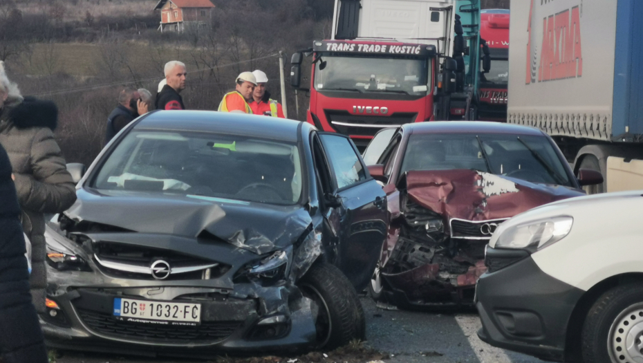 HAOS NA AUTOPUTU MILOŠ VELIKI Lančani sudar šest vozila kod Čačka (VIDEO)