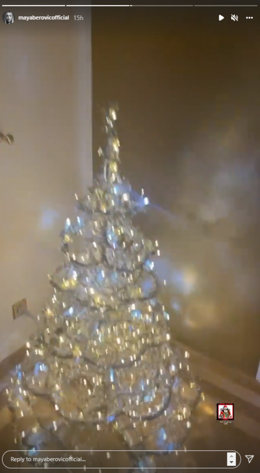 KOD NJE JE NOVA GODINA VEĆ STIGLA Trudna Maja Berović ukrasila luksuzan stan na Dedinju, okitila tri jelke i uživa u novogodišnjoj euforiji! (FOTO)