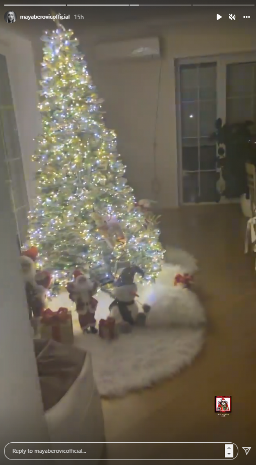 KOD NJE JE NOVA GODINA VEĆ STIGLA Trudna Maja Berović ukrasila luksuzan stan na Dedinju, okitila tri jelke i uživa u novogodišnjoj euforiji! (FOTO)