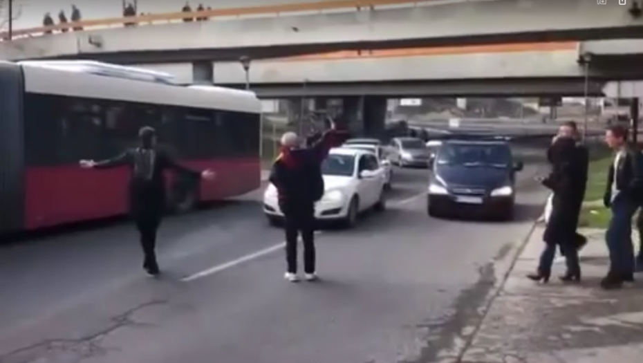 BASTAĆ BLOKIRA LJUDE PO BEOGRADU Dve godine ih maltretirao i pljačkao, a sad im ne da da idu u bolnice i na posao (VIDEO)