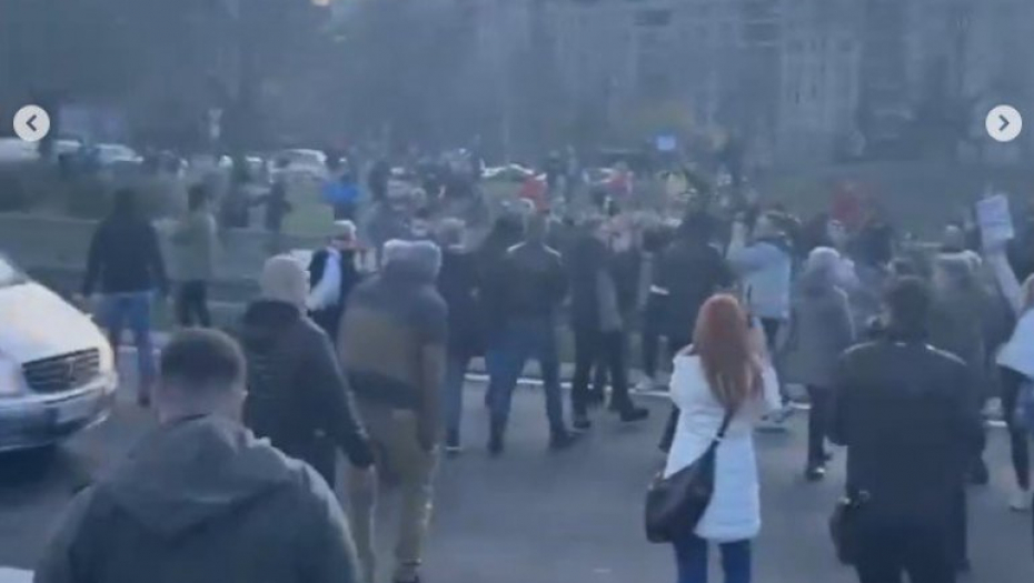 NASILJE ZA KOJE BI U EU I SAD BILI SVI POHAPŠENI! Đilasovski lažni ekolozi blokirali međunarodni autoput, napadaju i policiju