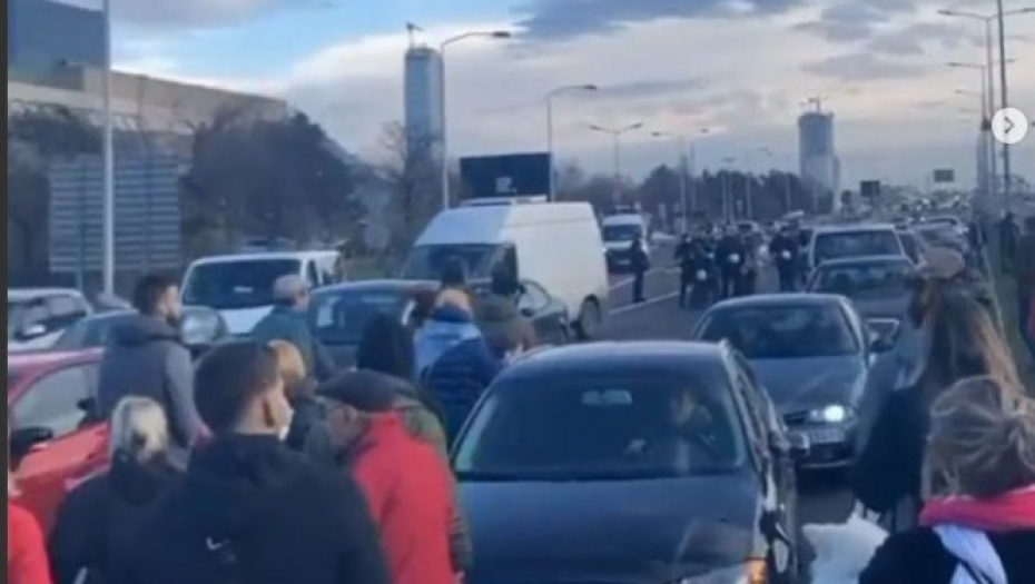 NAROD PROBIO BLOKADU Građani gnevni zbog opsade puteva kod Šapca razbili opsadu demonstranata