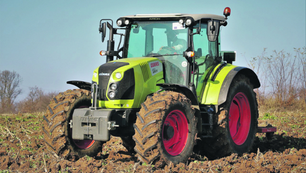 Nenad Božić, jedan od najvećih ratara iz Rače, žuri da obavi pripremu za prolećnu setvu: Njiva je moja fabrika pod nebom