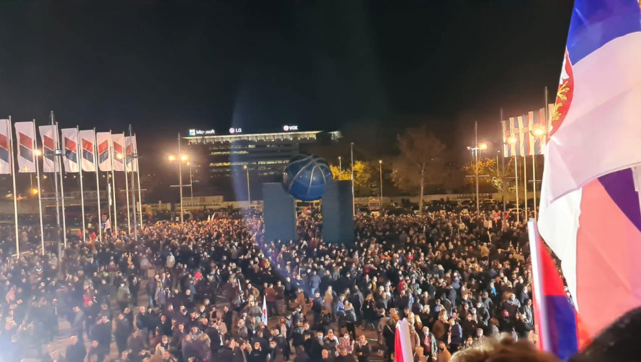 ISTORIJSKI DAN ZA NAPREDNJAKE Ogromna gužva ispred Arene, ljudi čekaju da uđu (FOTO)