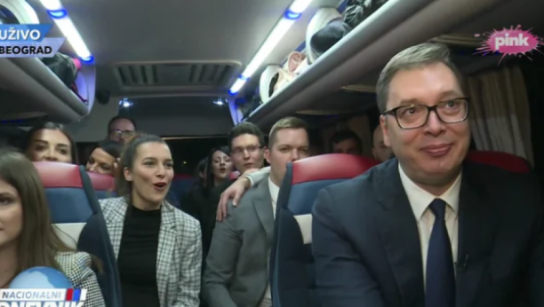 "IMAMO RAZLOGA DA BUDEMO VESELI" Predsednik Vučić u autobusu sa omladinom SNS: Pristojna Srbija pobeđuje