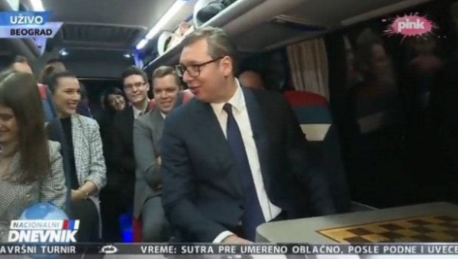 VUČIĆ NASMEJAO CEO AUTOBUS Daj sendviče da podelimo! (VIDEO)