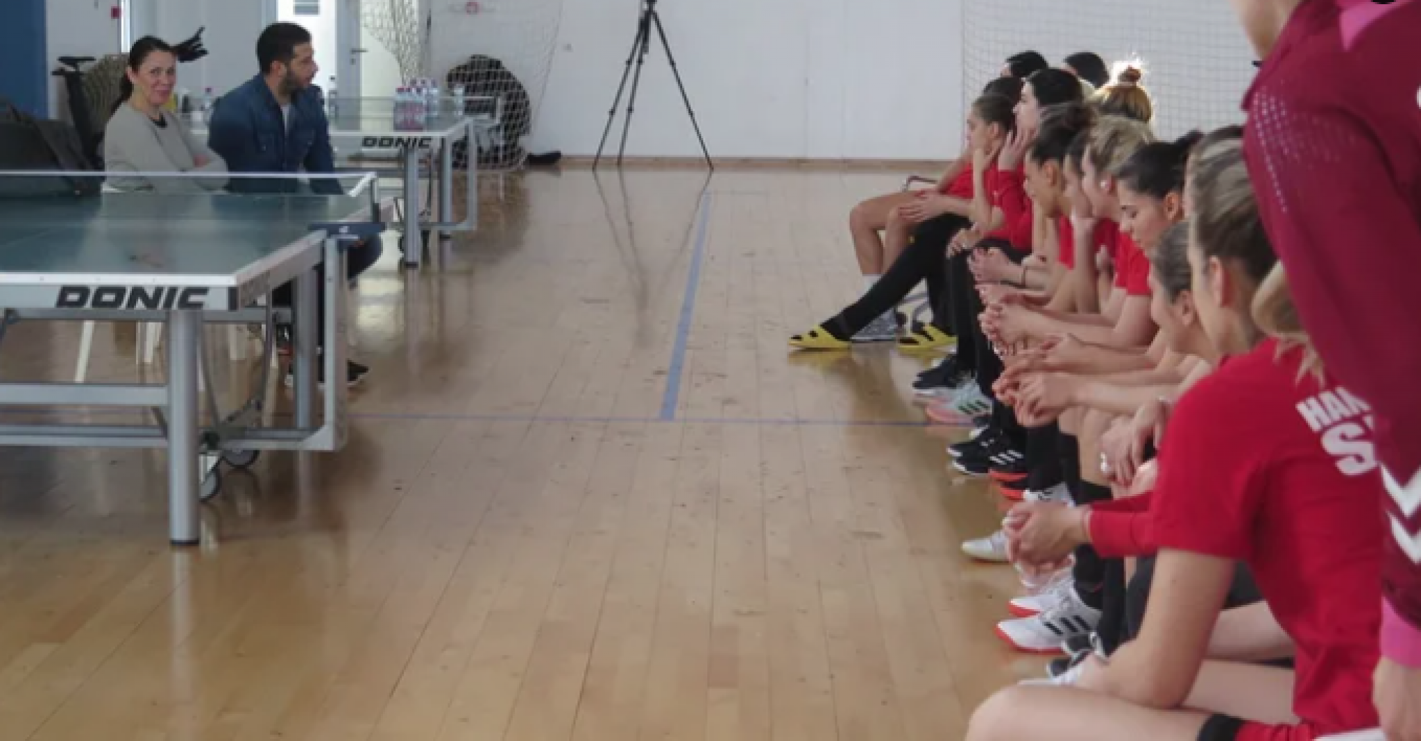 PRELEPO IZNENAĐENJE MINISTRA UDOVIČIĆA ZA RUKOMETAŠICE! Pred odlazak na Svetsko prvenstvo ih posetio i poručio da VERUJE U NJIH!