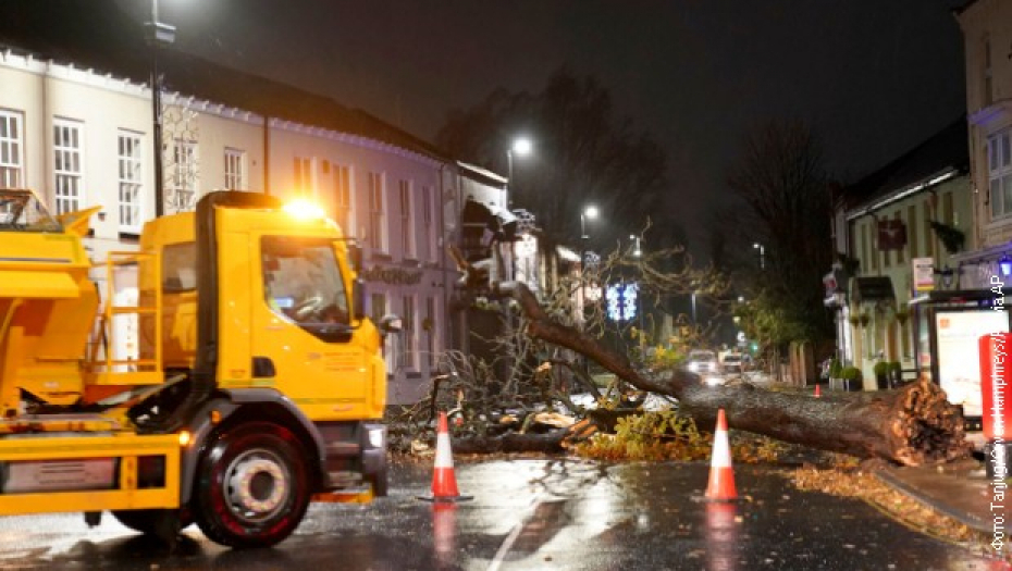 HAOS U BRITANIJI Oluja napravila ogromnu štetu, hiljade domova na severoistoku Engleske danima nema struju