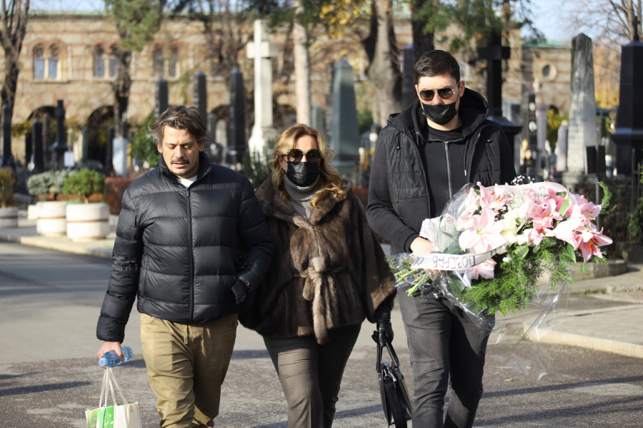 BEKUTINA OBJAVA RAZDIRE DUŠU Mrka je čvrsto grli, a ona mu peva svoju pesmu!