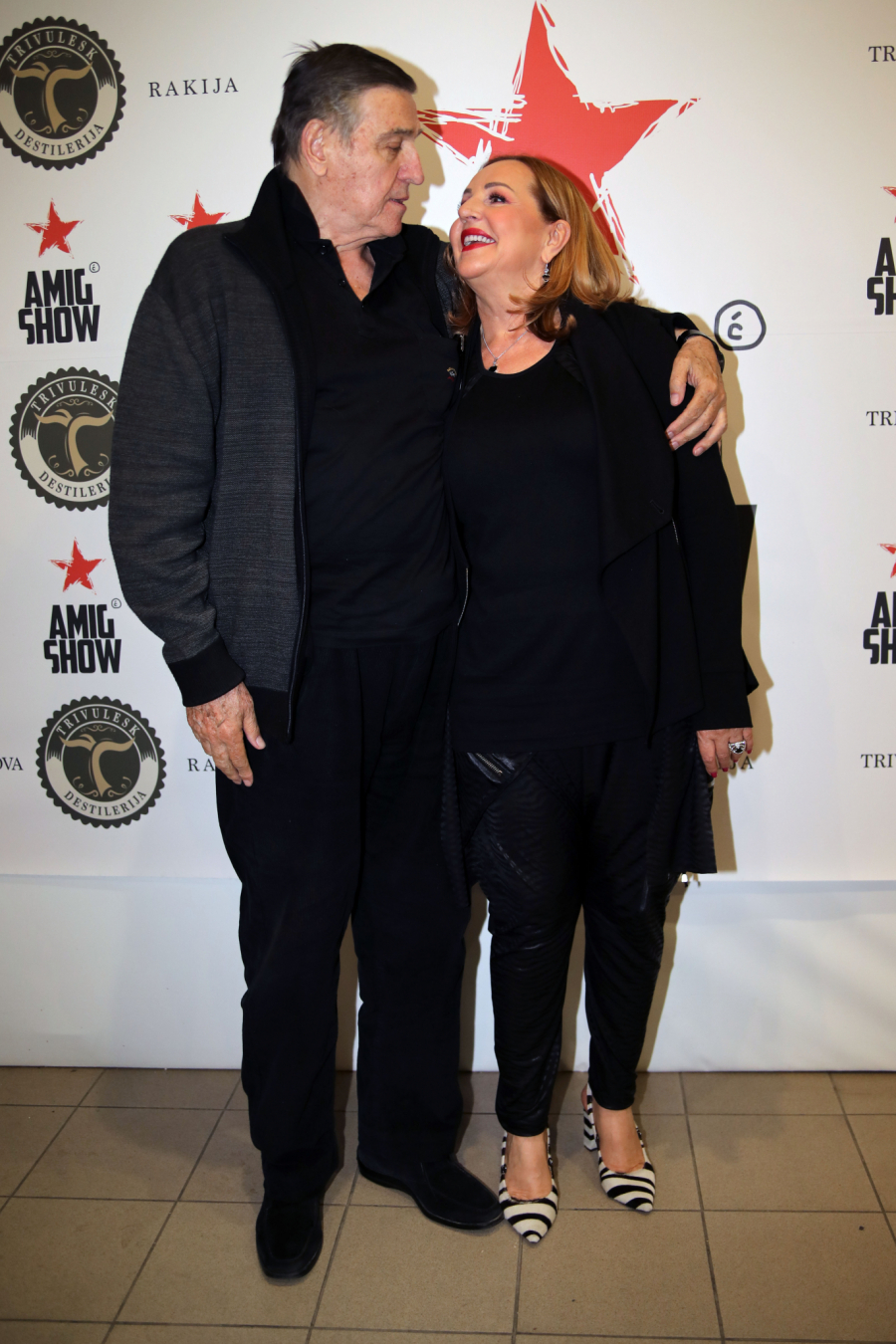 BEKUTINA OBJAVA RAZDIRE DUŠU Mrka je čvrsto grli, a ona mu peva svoju pesmu!