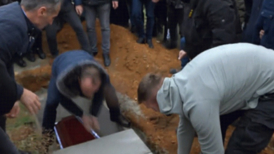 POSLE TRAGEDIJE NA KOSOVU U Glođanu sahranjeni učenici ubijeni u napadu