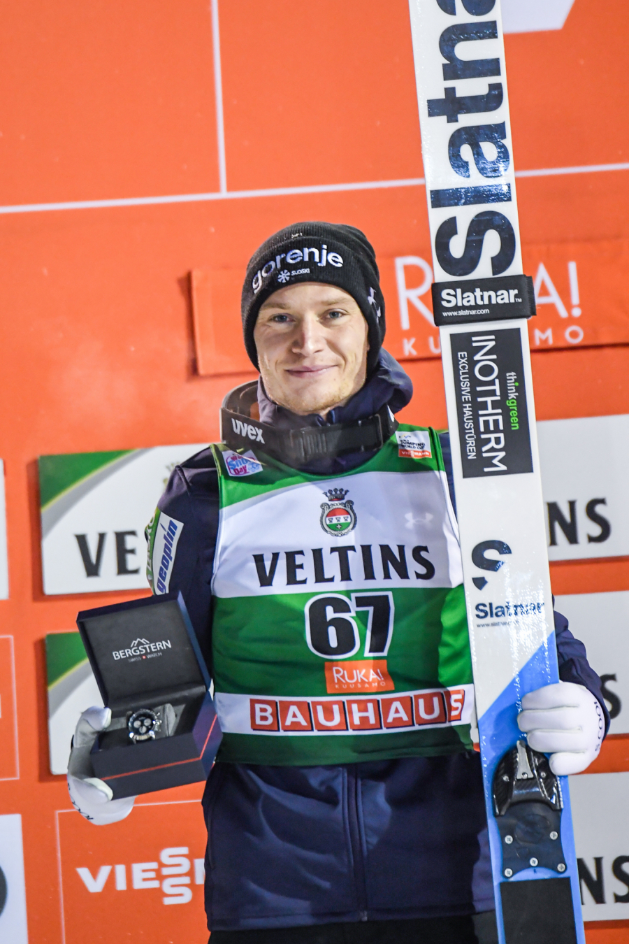 ZASLUŽIO Prva slika sa Deda Mrazom, nagrada za pobedu (FOTO)