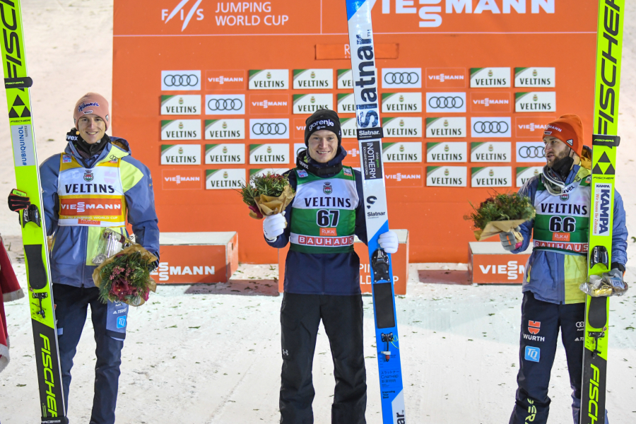 ZASLUŽIO Prva slika sa Deda Mrazom, nagrada za pobedu (FOTO)