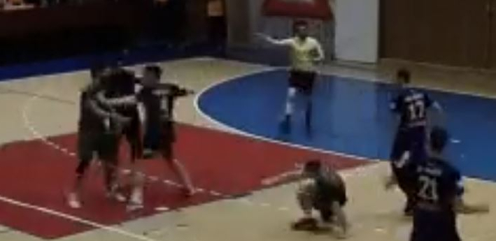 TUČA KAKVA SE NE PAMTI Srpski rukomet ovo još nije video, lakat u glavu, a onda nokaut iz kontre, onda su se uključili i navijači... (VIDEO)