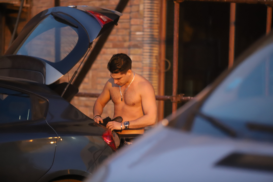 HIT PAPARACO Bivši zadrugar se svlačio i presvlačio napolju, sevnula mu bu*a na parkingu!