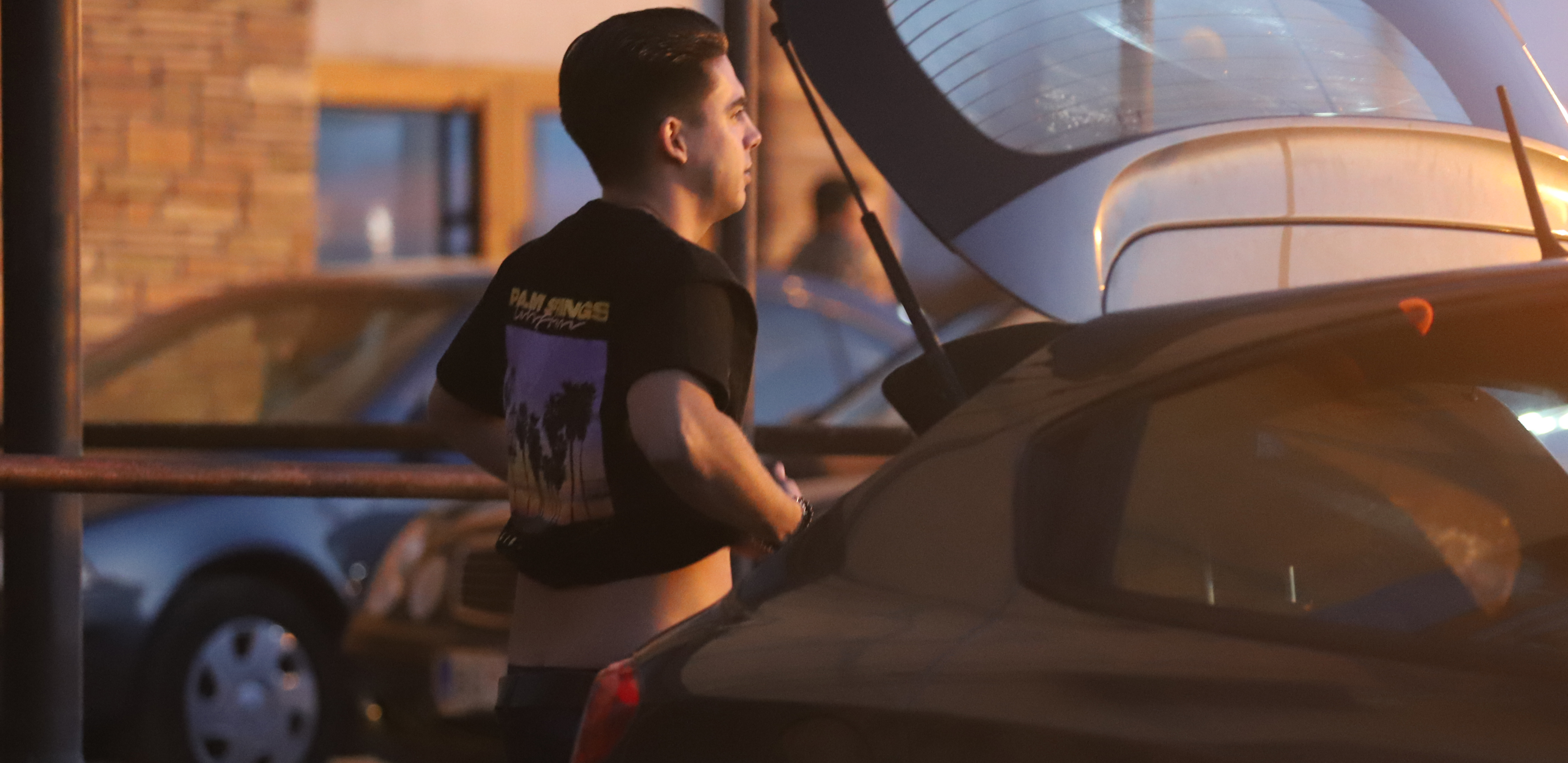 HIT PAPARACO Bivši zadrugar se svlačio i presvlačio napolju, sevnula mu bu*a na parkingu!