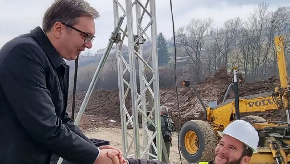 SRBIJU DA ZAUSTAVITE NE MOŽETE! Vučić posetio radove na auto-putu Preljina-Pakovraće, pa posleo jasnu poruku! (FOTO)