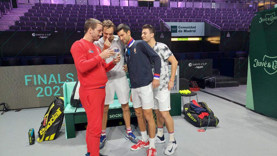 DA LI JE PALA TA VEČERA? Novak posetio Medvedeva na treningu, Rus ovo nije očekivao! (FOTO)