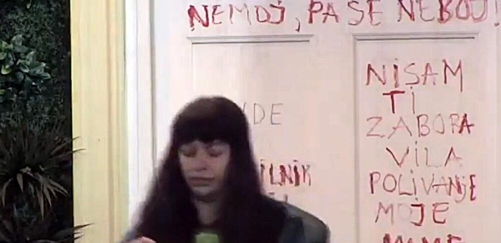 MILJANA NAPISALA MIKIJU STRAVIČNE PORUKE Kulićeva crvenim lakom na vratima ispisala šta mu želi! (VIDEO)