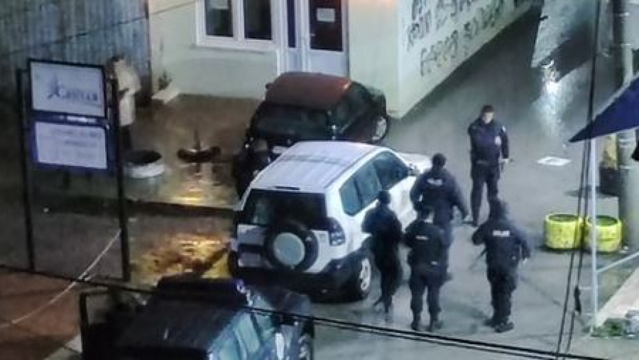 HAOS U KOSOVSKOJ MITROVICI Pucnjava i tuča u centru grada, dve osobe ranjene iz vatrenog oružja, omladina pobegla iz kafića