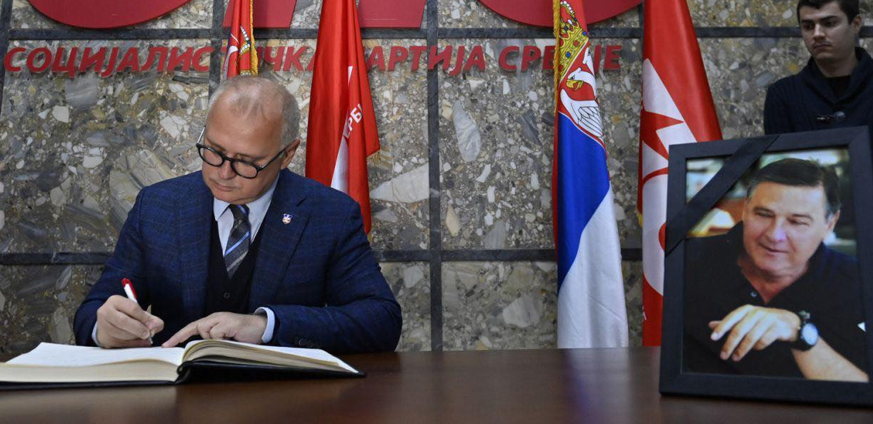 GORAN VESIĆ SE UPISAO U KNJIGU ŽALOSTI Mrkonjić će živeti večno zbog svojih dela