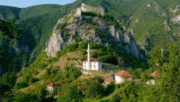 DŽAMIJA ISPOD DREVNE SRPSKE TVRĐAVE Mesto gde se nalazi jedan od najstarijih i najočuvanijih Kur’ana na Balkanu