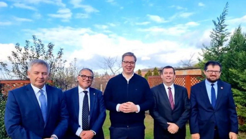 VUČIĆ UGOSTIO AMBASADORE VIŠEGRADSKE GRUPE Razgovor o bilateralnoj saradnji i drugim značajnim pitanjima: Sa prijateljima, uz ručak, u porodičnoj kući mog oca...