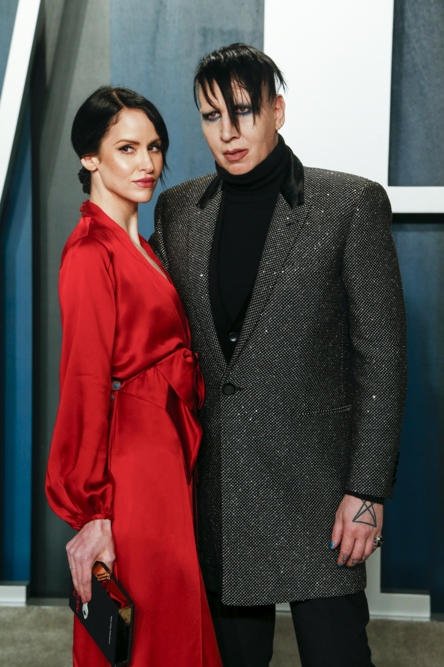 NAŠLI SOBU ZA ZLOSTAVLJANJE DEVOJAKA! Policija provalila u stan poznatom pevaču i zatekla haos, javnost užasnuta istinom koja je isplivala!