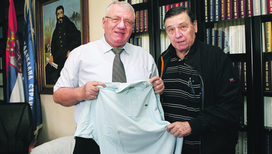 ŠEŠELJA POGODILA SMRT MILUTINA MRKONJIĆA: Proganjao sam Mrku da mi kupi još 14 "lakost" majica!