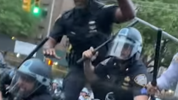 HAPŠENJA, SUROVO PENDREČENJE, BIBER SPREJ I LOMLJENJE PRSTIJU Ovako policija rasteruje demonstrante u Njujorku! (VIDEO)
