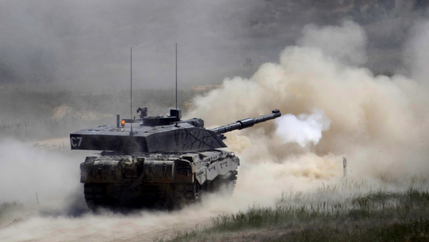PROVOKACIJA NATO Pretila Rusiji, pa se provozala tenkom (FOTO)