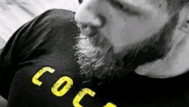 SRBIJA U ŠOKU! Zelenovićev advokat promoviše drogu i brije se - sekirom?! (FOTO)