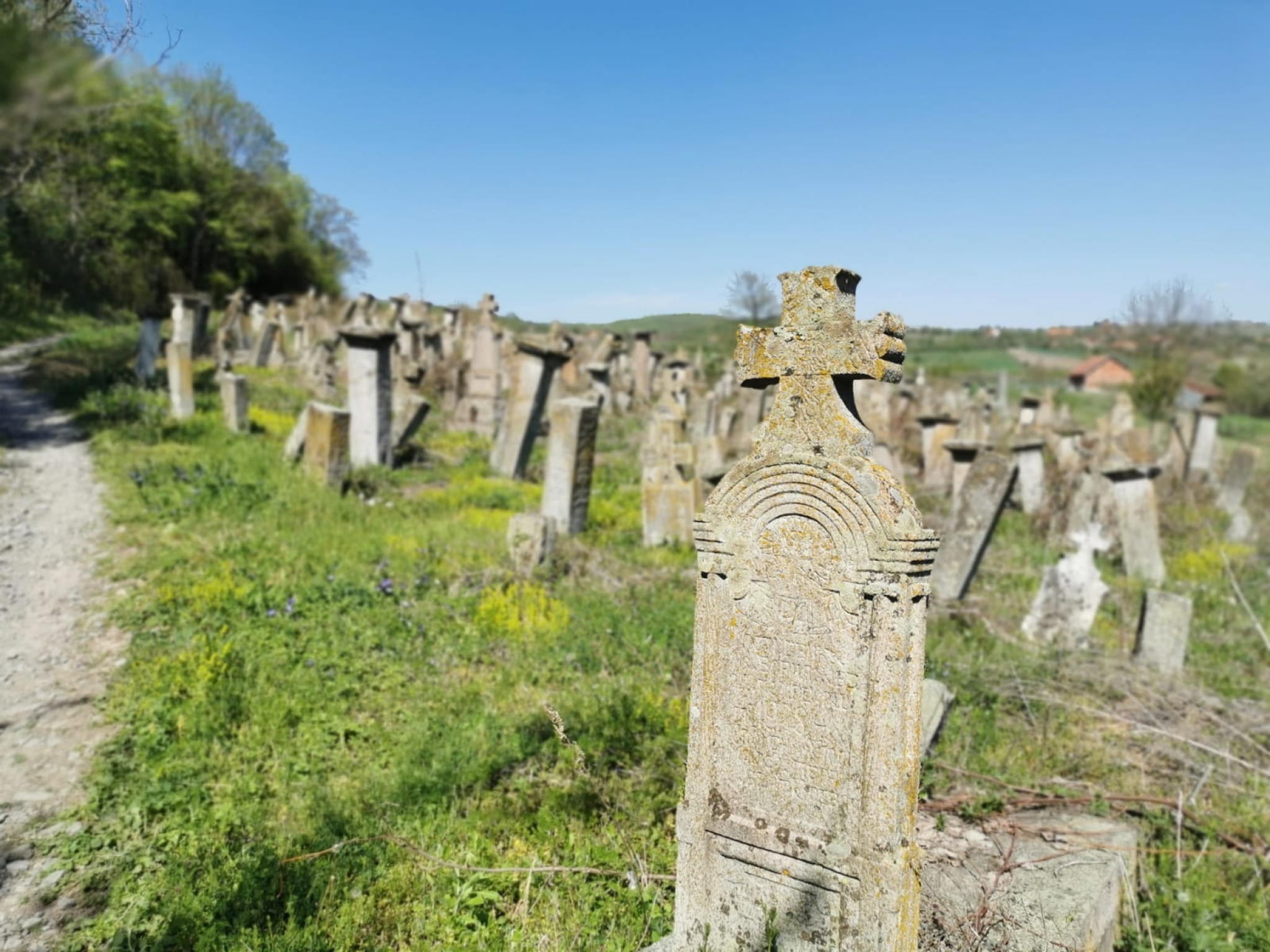 OVAKO IZGLEDA GROBLJE NA KOM SU SNIMANE JEZIVE SCENE IZ SERIJE CRNA SVADBA Na spomenicima i danas stoje misteriozna obeležja (FOTO)